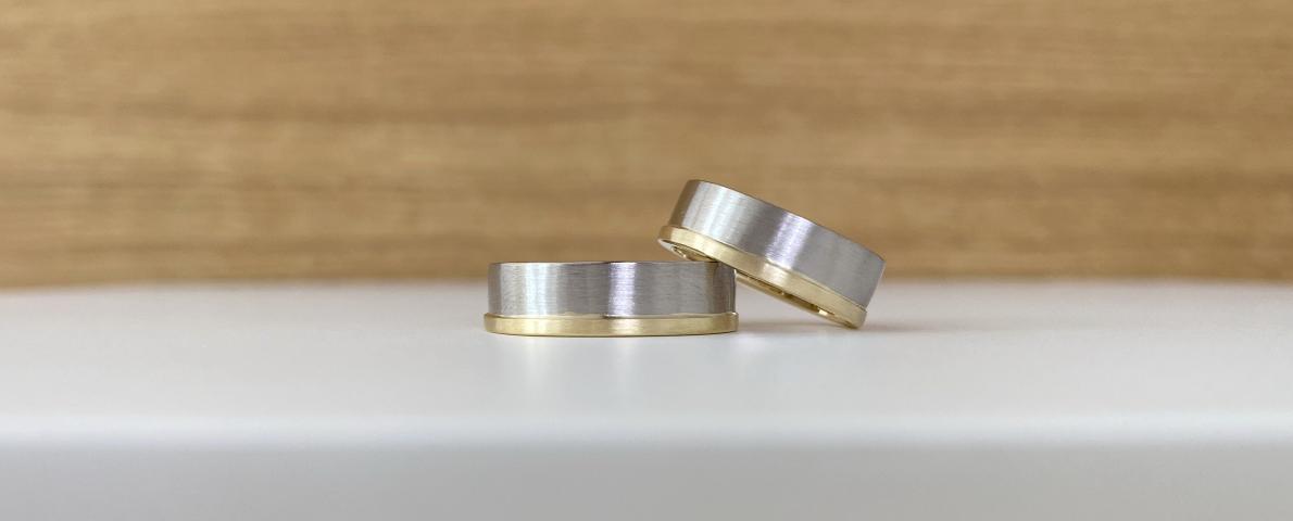 Gelbgoldring mit Platin verbreitert